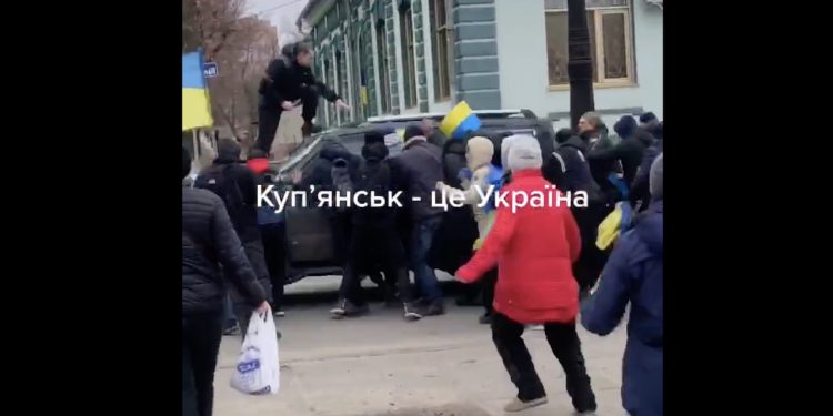 Bohaterska postawa Ukraińców. Gołymi rękami próbowali zatrzymać wojskowy samochód [WIDEO]