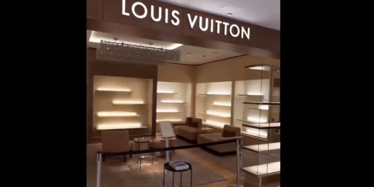 Ponad 100 luksusowych marek zniknęło z Rosji. Pokazano nagranie z galerii [WIDEO]