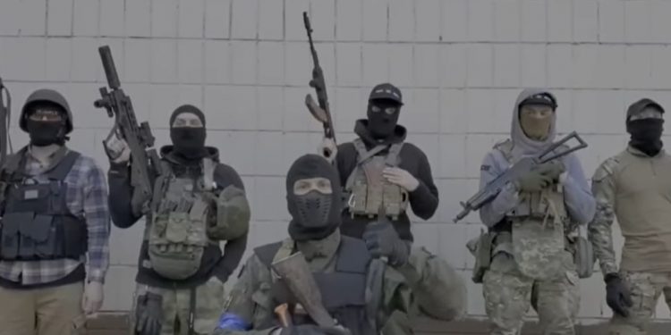 Polscy ochotnicy walczą na Ukrainie. Nagrali podziękowania dla kibiców klubu piłkarskiego [WIDEO]