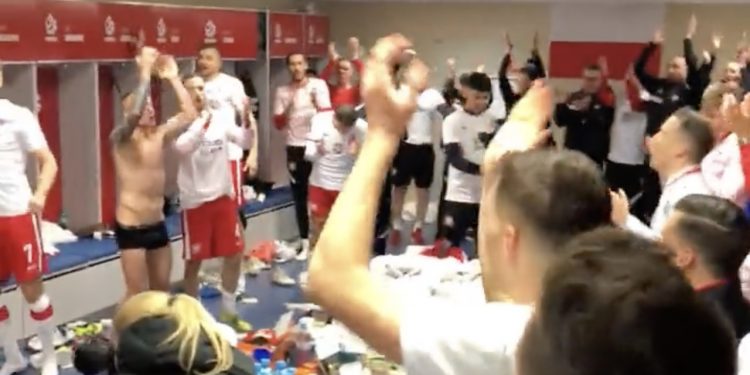 Ogromna radość po awansie na mundial. Pokazano nagranie z szatni Biało-Czerwonych [WIDEO]