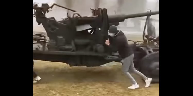 Już nie tylko czołg. Teraz Romowie ukradli Rosjanom… działo przeciwlotnicze [WIDEO]