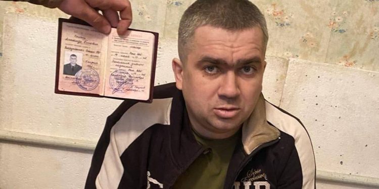 Rosyjski oficer w ukraińskiej niewoli! Zdumiewający element ubioru