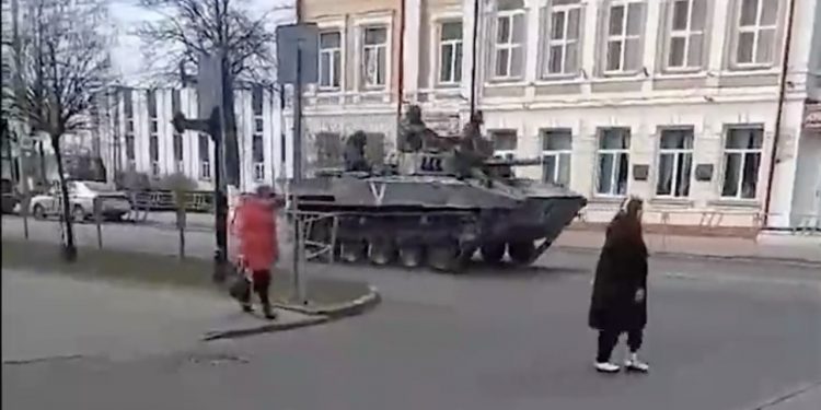 Rosjanie faktycznie wycofują się spod Kijowa? Białoruski dziennikarz opublikował nagranie [WIDEO]