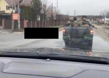 Masowe groby w Buczy pod Kijowem, dziesiątki ciał na ulicach. Pokazano nagranie [WIDEO]