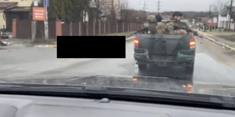 Masowe groby w Buczy pod Kijowem, dziesiątki ciał na ulicach. Pokazano nagranie [WIDEO]