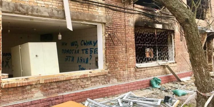 W Hostomlu Rosjanie zostawili graffiti. Mowa w nim o Polakach [FOTO]