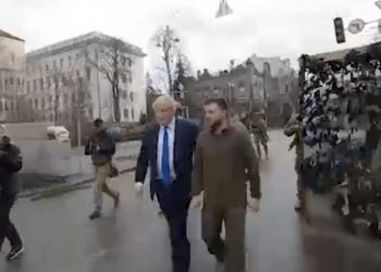 Spacer Zełenskiego i Johnsona po Kijowie. Nagranie podbija sieć [WIDEO]