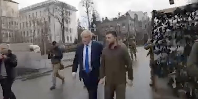 Spacer Zełenskiego i Johnsona po Kijowie. Nagranie podbija sieć [WIDEO]