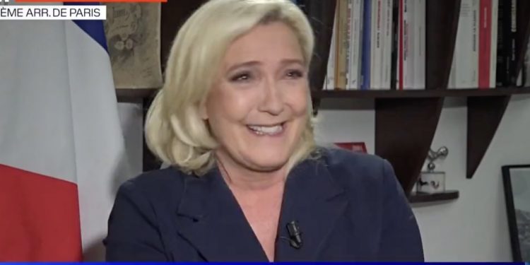 Marine Le Pen zapytana o możliwość wizyty w Kijowie. Tylko się zaśmiała [WIDEO]