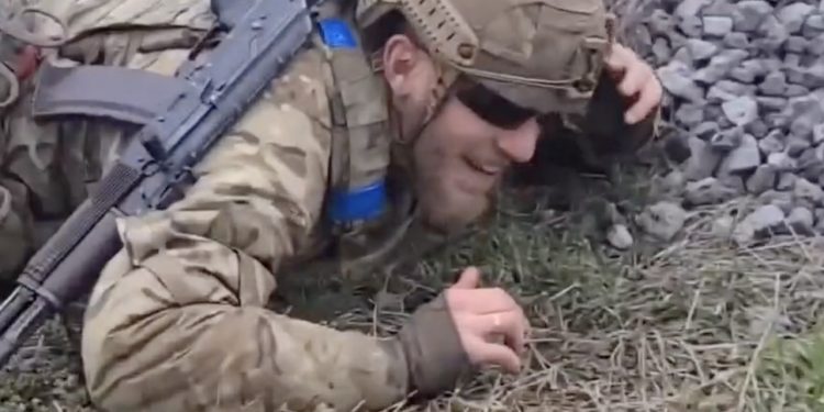 Tak wygląda codzienność pułku „Azow” w Mariupolu. Pokazano nagranie [WIDEO]