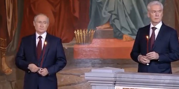 Putin znów pokazał się publicznie. Uczestniczył w wielkanocnej mszy [WIDEO]