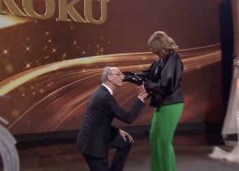 Niezwykły gest Szpakowskiego. Uklęknął przed mamą Roberta Lewandowskiego [WIDEO]