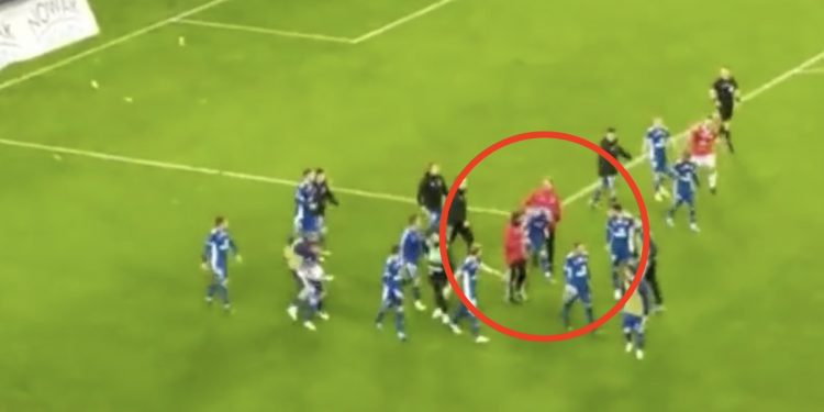 Skandal po meczu Wisły Kraków. Zawodnik uderzył rywala, grozi mu zawieszenie [WIDEO]