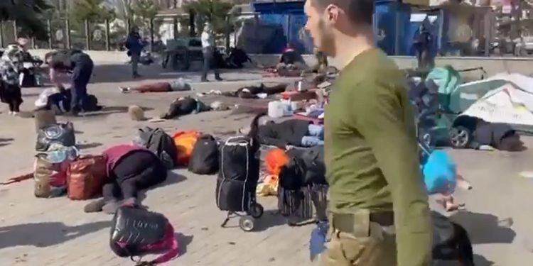 Atak w Kramatorsku! Dziesiątki zabitych. Rosjanie umieścili na rakiecie napis [WIDEO+FOTO]