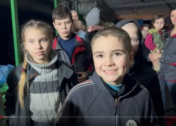 Pułk Azow opublikował nagranie z podziemi fabryki Azowstal. Dużo dzieci [WIDEO]