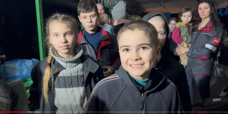 Pułk Azow opublikował nagranie z podziemi fabryki Azowstal. Dużo dzieci [WIDEO]