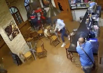 Trzech Rosjan zaatakowało ukraińskiego barmana. Nagranie trafiło do sieci [WIDEO]