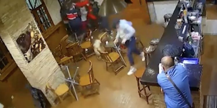 Trzech Rosjan zaatakowało ukraińskiego barmana. Nagranie trafiło do sieci [WIDEO]