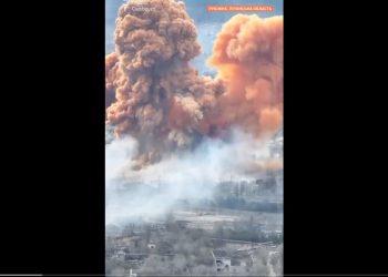 Czerwony grzyb nad ukraińskim miastem po wybuchu. Niepokojące nagranie [WIDEO]