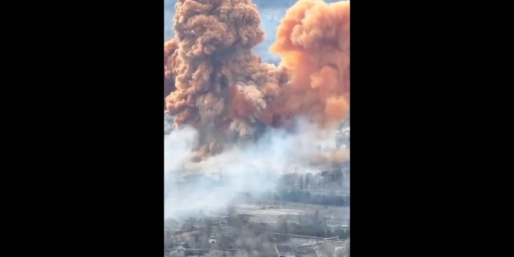 Czerwony grzyb nad ukraińskim miastem po wybuchu. Niepokojące nagranie [WIDEO]
