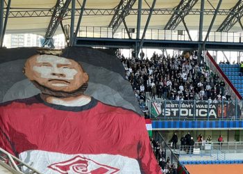 Kibice Legii pokazali sektorówkę z zabitym Putinem. Jednocześnie zakpili z… kibiców Lecha [FOTO]