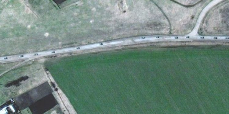 Ogromny konwój ruszył na Charków. Zdjęcia satelitarne pokazują skalę [FOTO]