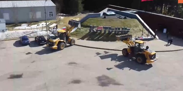 Rosjanie chcą wyburzyć cmentarz w Katyniu. Przywieźli ciężki sprzęt [WIDEO]