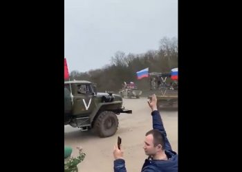 Rosjanie żegnają żołnierzy jadących na wojnę. Nagranie wiele mówi [WIDEO]