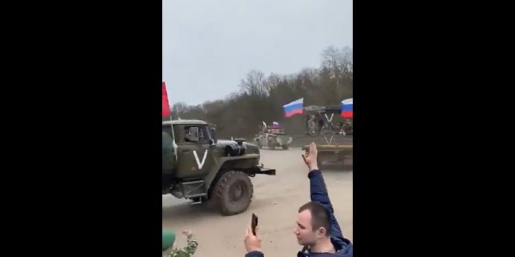 Rosjanie żegnają żołnierzy jadących na wojnę. Nagranie wiele mówi [WIDEO]