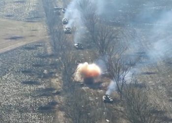 Rosyjska kolumna wpadła w zasadzkę. Tyle z niej zostało [WIDEO]