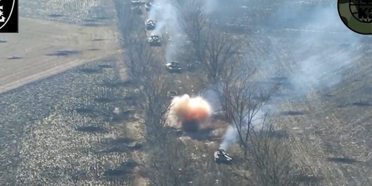 Rosyjska kolumna wpadła w zasadzkę. Tyle z niej zostało [WIDEO]