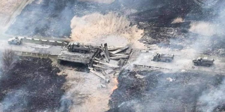 Ukraińscy żołnierze sił specjalnych zniszczyli most z całą kolumną rosyjską! Tyle z nich zostało [FOTO]