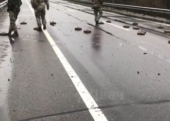 Ukraińscy żołnierze rozminowują trasę… kopniakami. Jest nagranie [WIDEO]