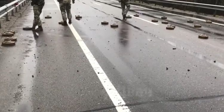 Ukraińscy żołnierze rozminowują trasę… kopniakami. Jest nagranie [WIDEO]