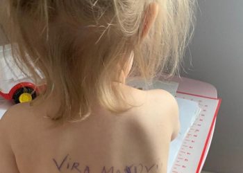 Ukraińskie matki „oznaczają” własne dzieci. Szokujący powód [FOTO]