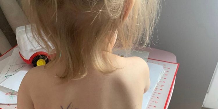 Ukraińskie matki „oznaczają” własne dzieci. Szokujący powód [FOTO]