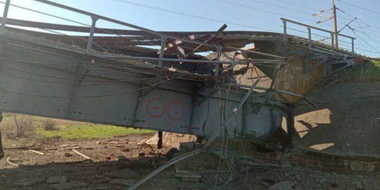 Ukraińcy zniszczyli most, którym Rosjanie wozili broń. Piszą o… „samolikwidacji”