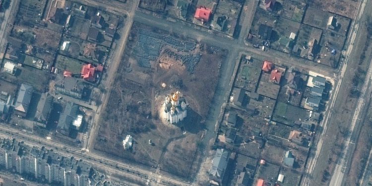 Zdjęcie satelitarne Buczy nie zostawia wątpliwości. Oto, co robili Rosjanie [FOTO]