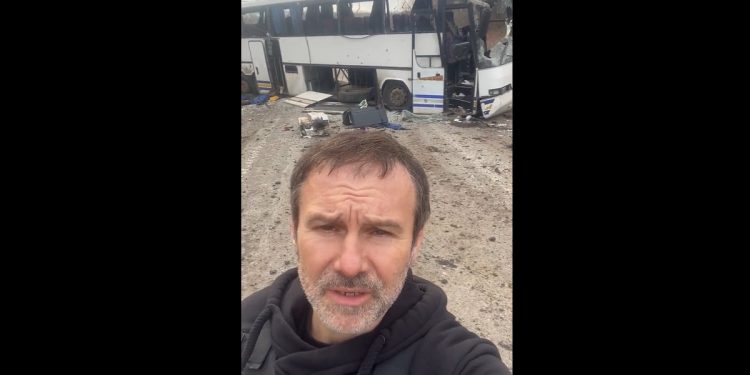 Rosyjscy żołnierze ostrzelali autobus z uchodźcami. Są ofiary [WIDEO]