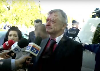 Ambasador Rosji oblany czerwoną farbą. Szef polskiego MSZ reaguje