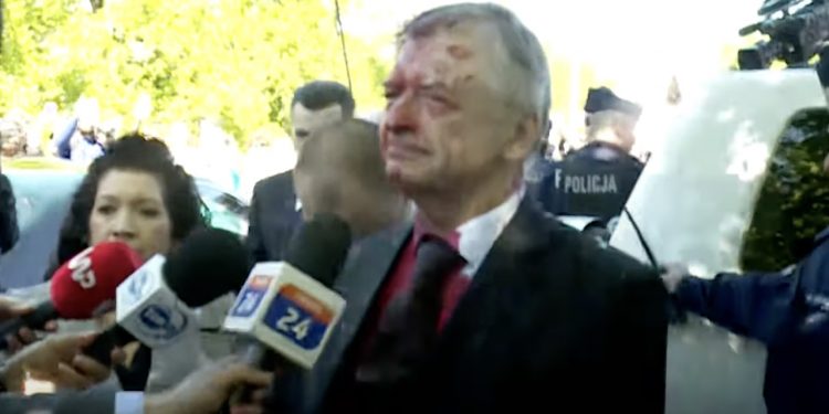 Ambasador Rosji oblany czerwoną farbą. Szef polskiego MSZ reaguje