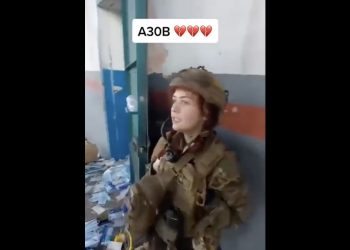 Żołnierze śpiewają piosenkę w zrujnowanym Azowstalu. Niezwykłe nagranie obiegło sieć [WIDEO]