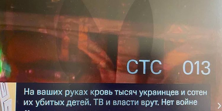 Hakerzy znów to zrobili. Wymowny przekaz w rosyjskiej telewizji podczas Dnia Zwycięstwa [FOTO]