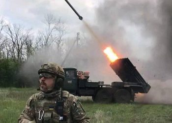 Za jego plecami startowały rakiety. Nagranie z ukraińskim żołnierzem hitem sieci [WIDEO]