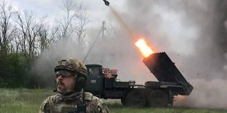 Za jego plecami startowały rakiety. Nagranie z ukraińskim żołnierzem hitem sieci [WIDEO]
