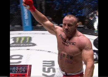 Pudzianowski zalał się łzami. Po chwili do klatki wszedł Chalidow