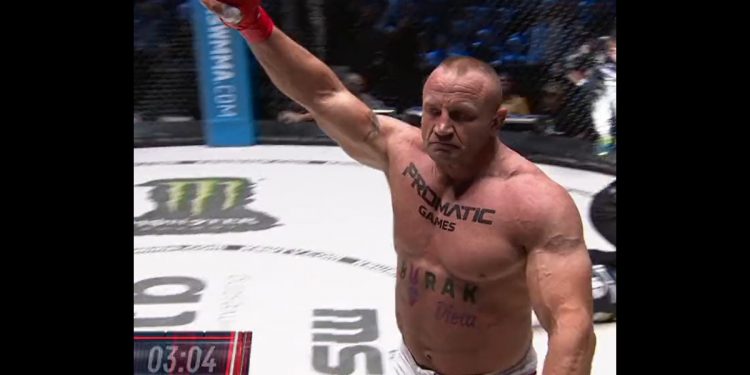 Pudzianowski zalał się łzami. Po chwili do klatki wszedł Chalidow