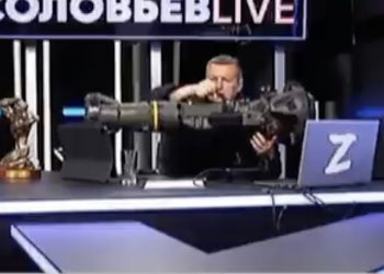 Propagandysta Kremla był w Mariupolu. Na wizji pochwalił się „pamiątką” z wyprawy [WIDEO]