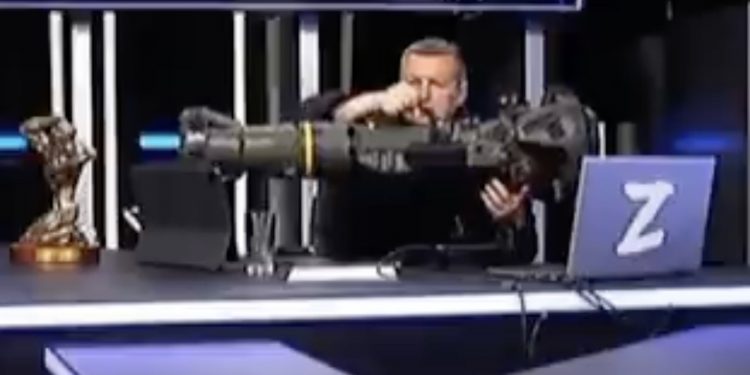 Propagandysta Kremla był w Mariupolu. Na wizji pochwalił się „pamiątką” z wyprawy [WIDEO]