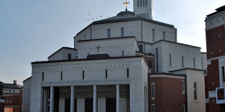 Ksiądz pokazał zdjęcie z Sanktuarium św. Jana Pawła II. „Nie wiem, co myśleć o kielichu”